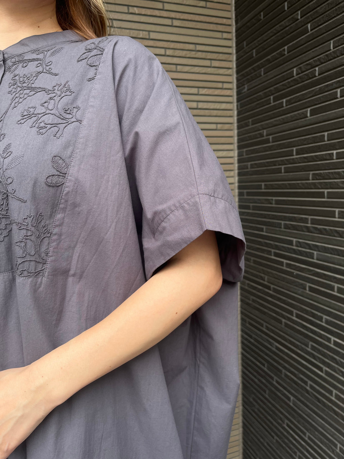 ボタニカル刺繍切替ワンピース チャコール