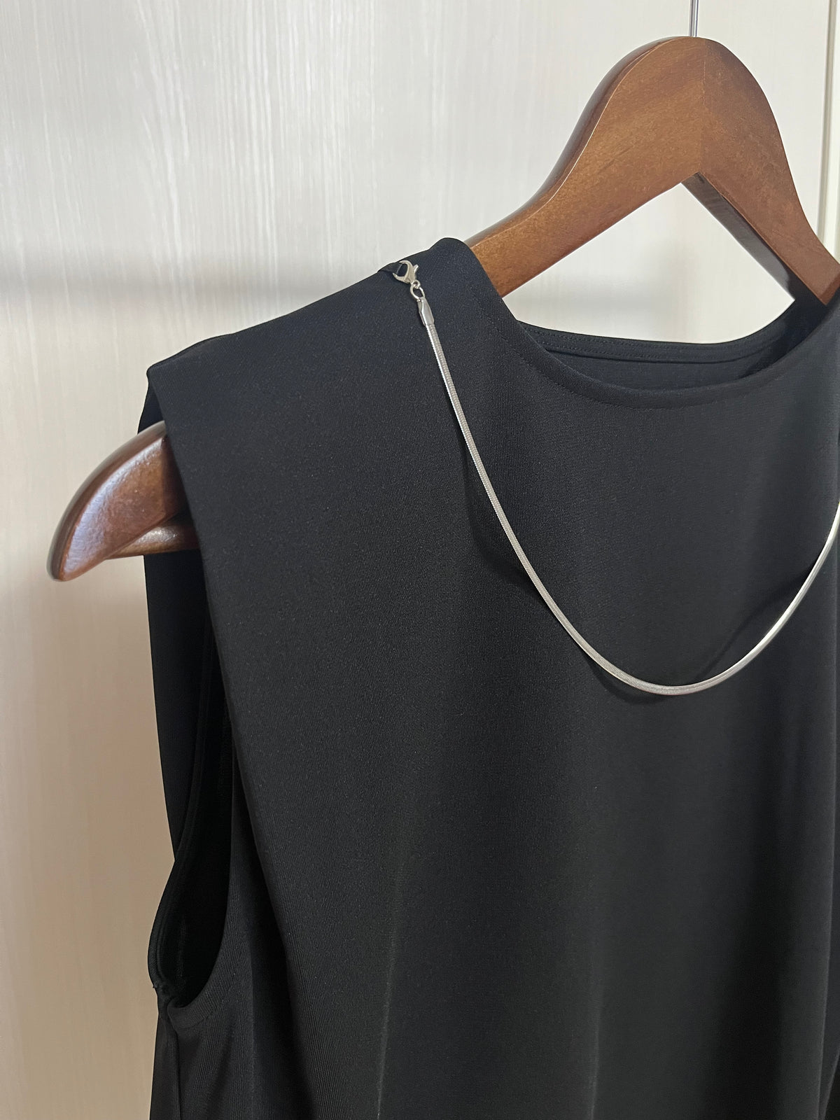 ネックレスモチーフ付カットソー ブラック