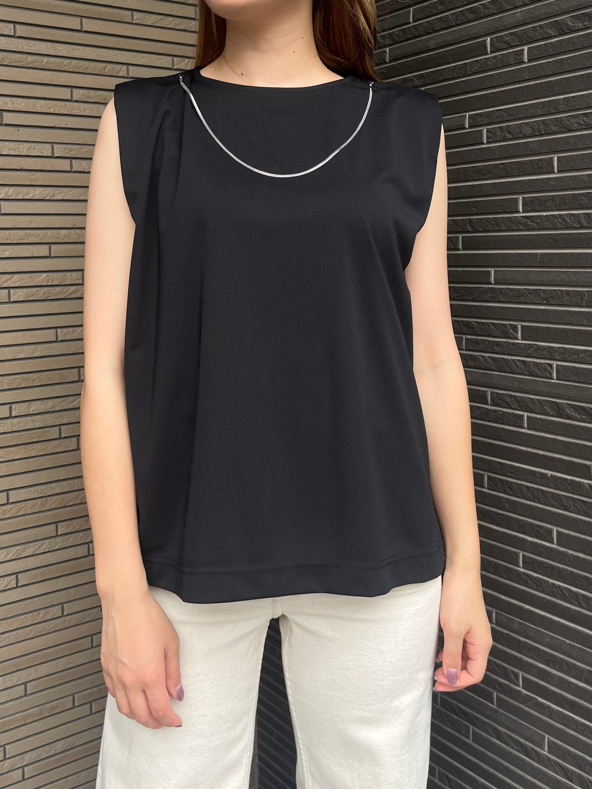 ネックレスモチーフ付カットソー ブラック