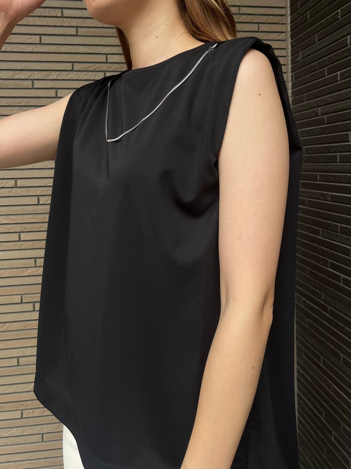 ネックレスモチーフ付カットソー ブラック
