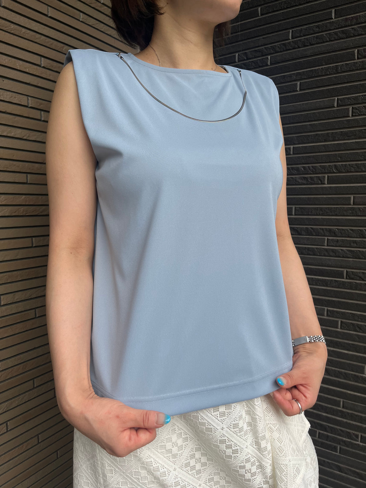 ネックレスモチーフ付カットソー アイスブルー