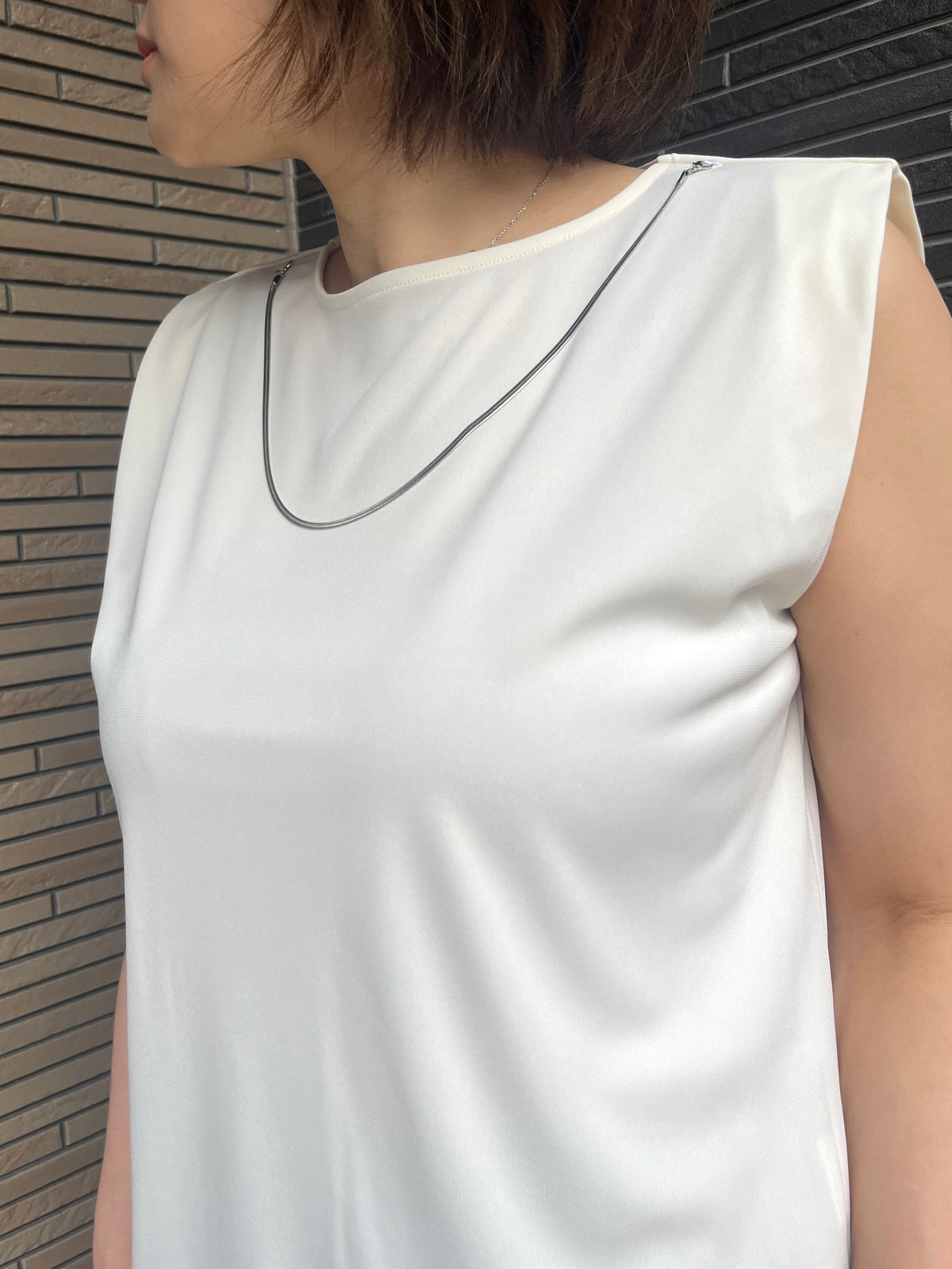 ネックレスモチーフ付カットソー オフホワイト