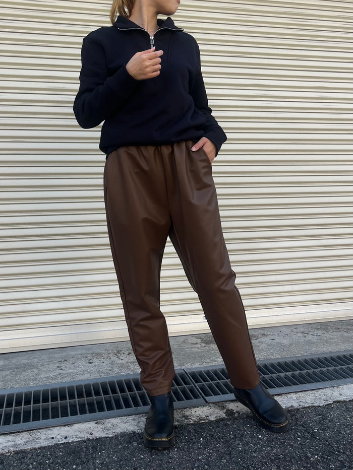 フェイクレザーテーパードパンツ キャメル