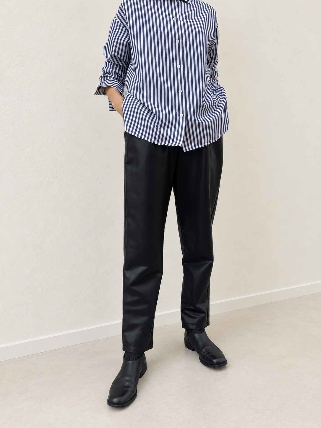 フェイクレザーテーパードパンツ ブラック