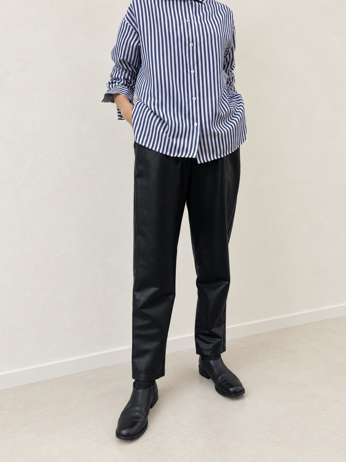 フェイクレザーテーパードパンツ ブラック