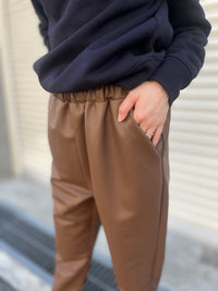 フェイクレザーテーパードパンツ キャメル