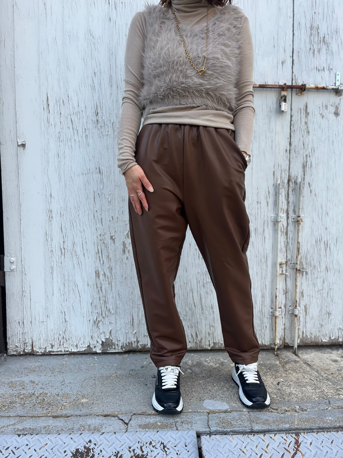 フェイクレザーテーパードパンツ キャメル