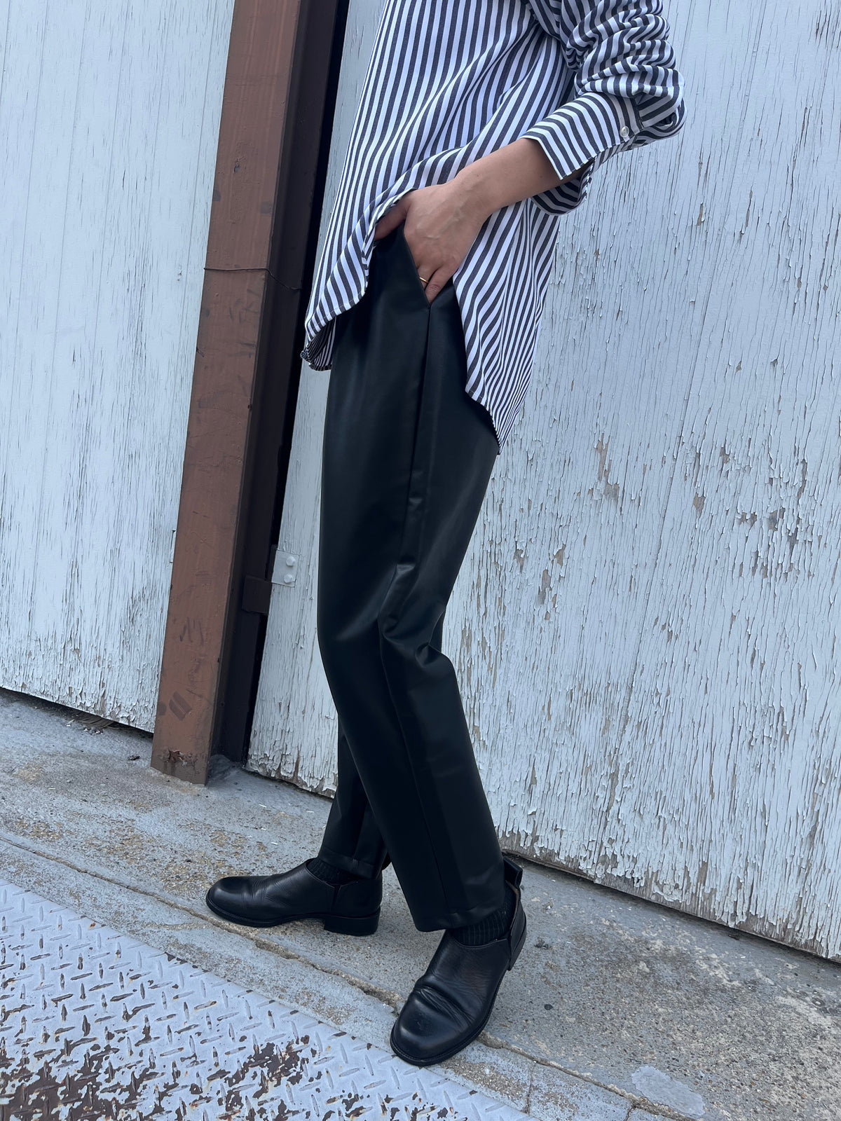 フェイクレザーテーパードパンツ ブラック