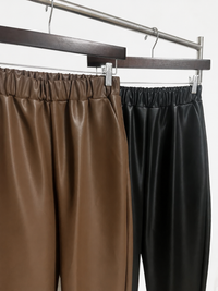フェイクレザーテーパードパンツ キャメル