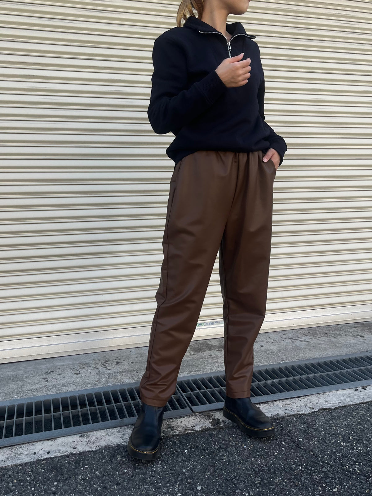 フェイクレザーテーパードパンツ キャメル