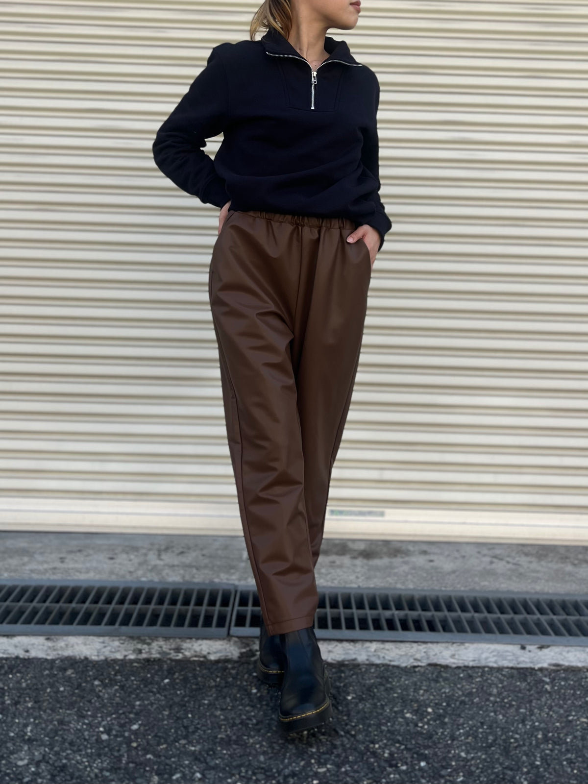 フェイクレザーテーパードパンツ キャメル
