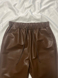 フェイクレザーテーパードパンツ キャメル